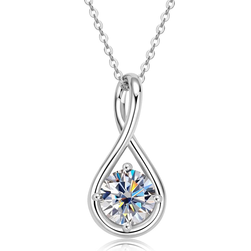 Pendentif goutte solitaire en or blanc et diamant synthétique sur fond blanc.