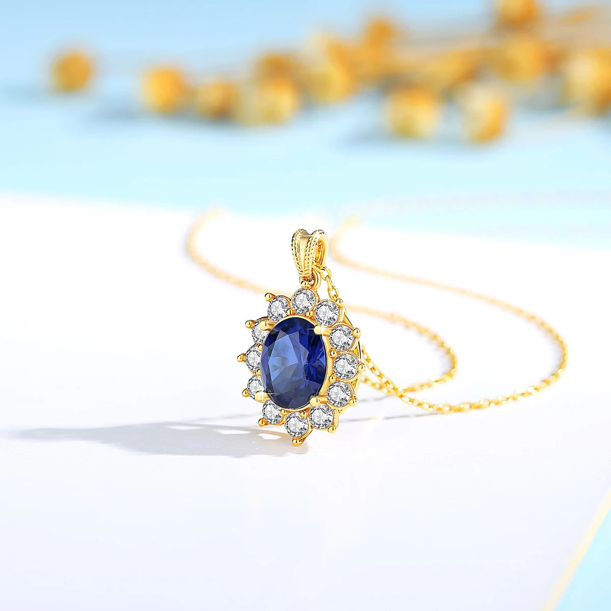 Pendentif halo saphir ovale éclatant en or jaune 18K et diamants ronds vue de côté.