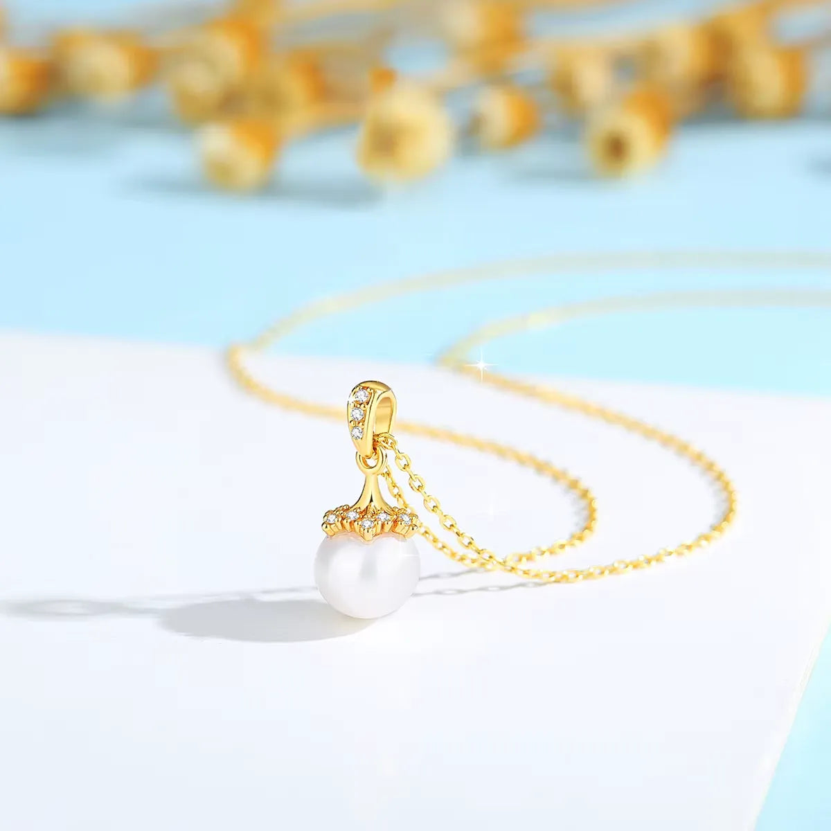 Pendentif lampe royale perle ronde nacrée Lumos en or jaune 18K et diamants vue de côté.