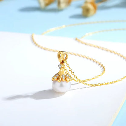 Pendentif lampe souveraine perle ovale Lumina en or jaune 18K et diamants étincelants debout.