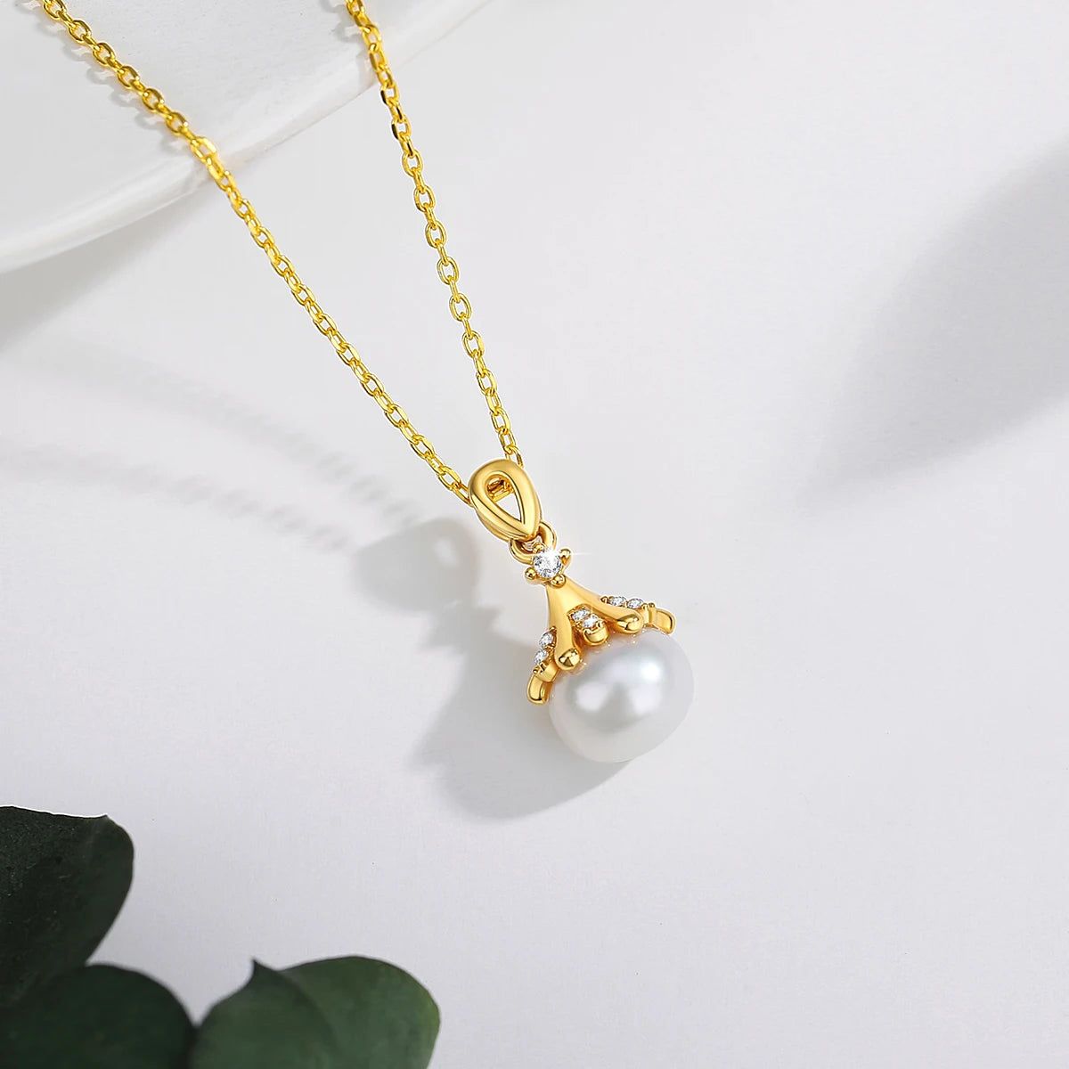 Pendentif lampe souveraine perle ovale Lumina en or jaune 18K chaleureux et diamants à plat.