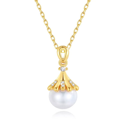 Pendentif lampe souveraine perle ovale Lumina en or jaune 18K et diamants sur fond blanc.