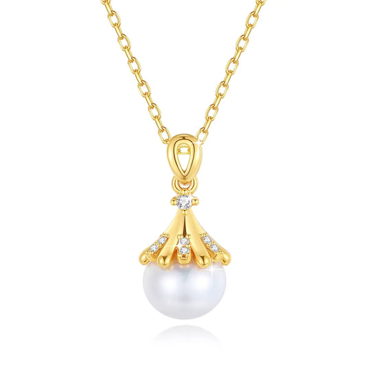 Pendentif lampe souveraine perle ovale Lumina en or jaune 18K et diamants sur fond blanc.