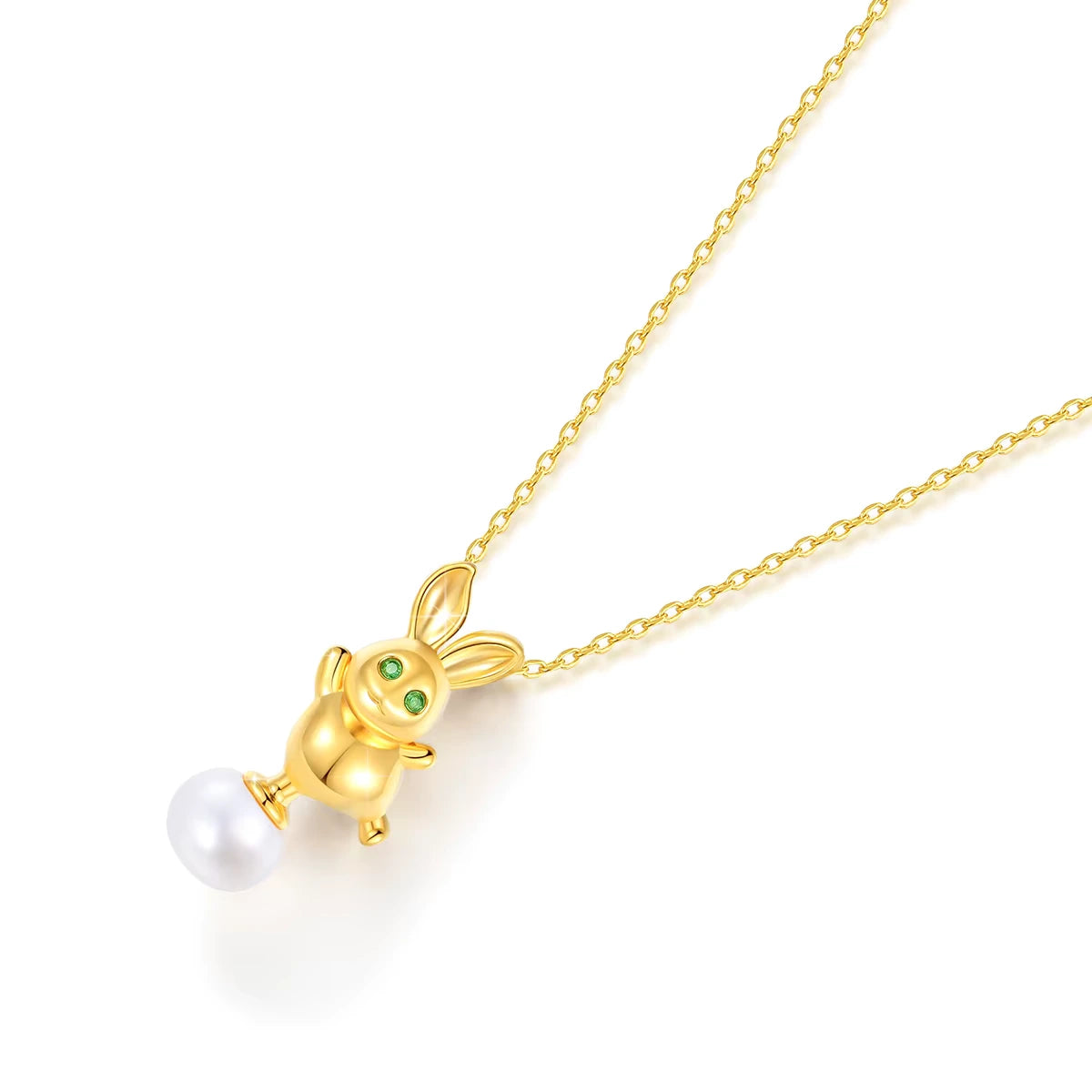 Pendentif lapin Bunny en or jaune 18K orné d'une perle naturelle ovale et de péridots verts vue de proche.