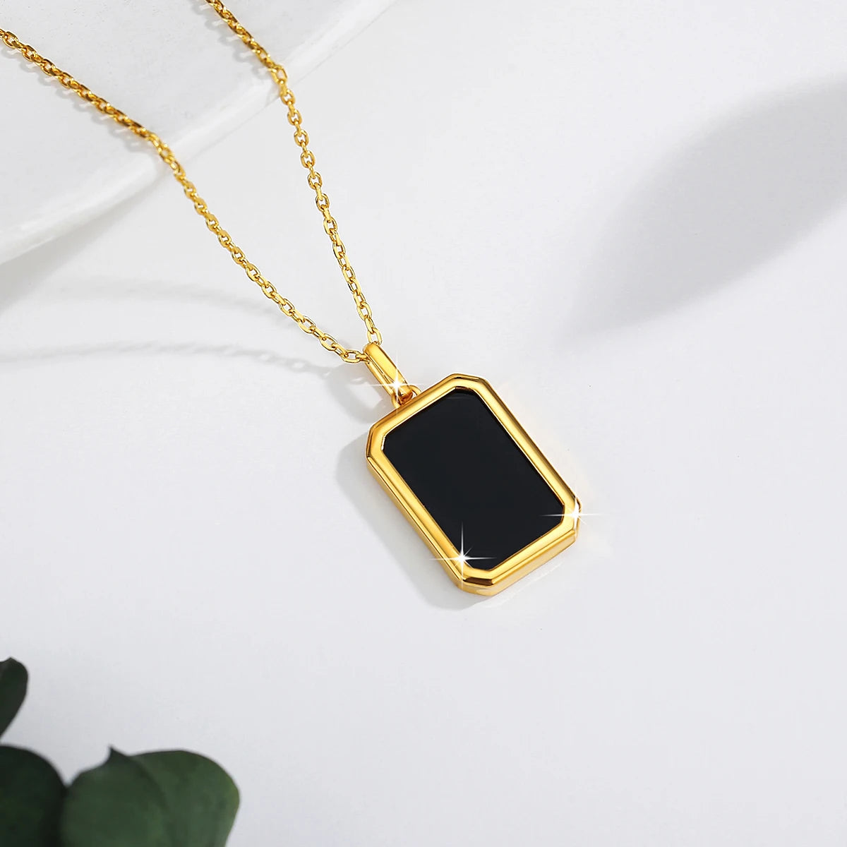 Pendentif médaillon rectangulaire en or jaune et onyx noir vue du dessus.