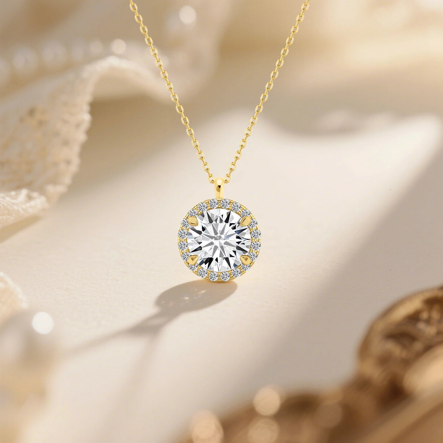 Pendentif médaillon rond Volter en or jaune 14K orné de diamants brillants sertis quatre griffes vue de face.
