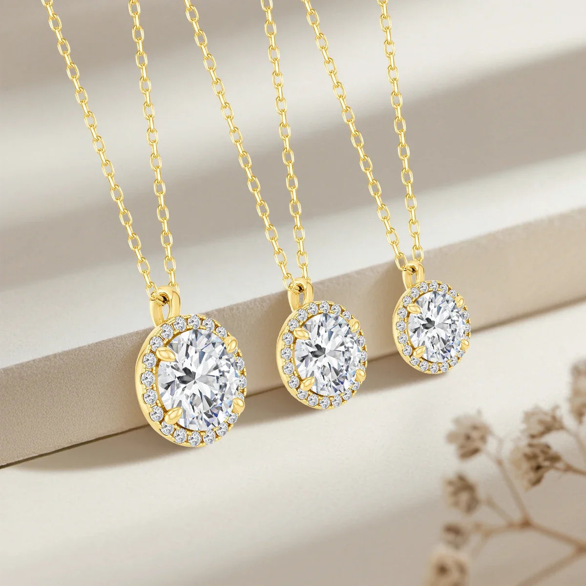 Variantes 0.5CT et 1CT du collier pendentif médaillon rond Volter en or jaune 14K orné de diamants sertis quatre griffes posées.