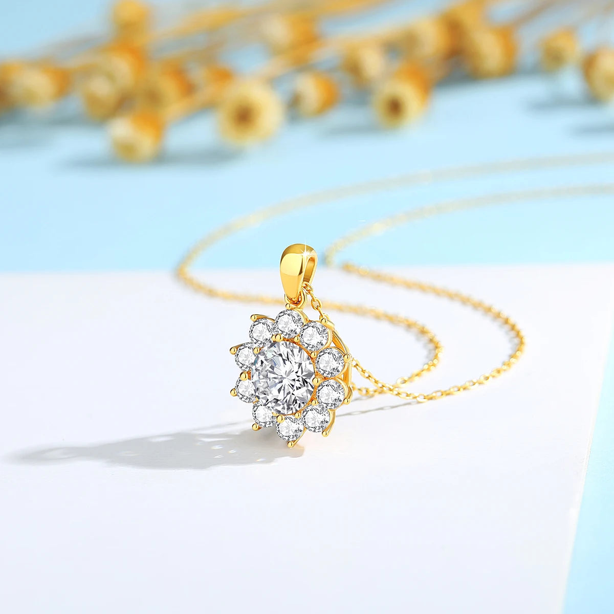 Pendentif médaillon solaire Lysandre en or jaune 18K raffiné et diamants ronds vue de côté.