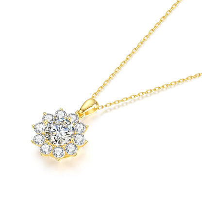 Pendentif médaillon solaire Lysandre en or jaune 18K et diamants ronds étincelants à plat.