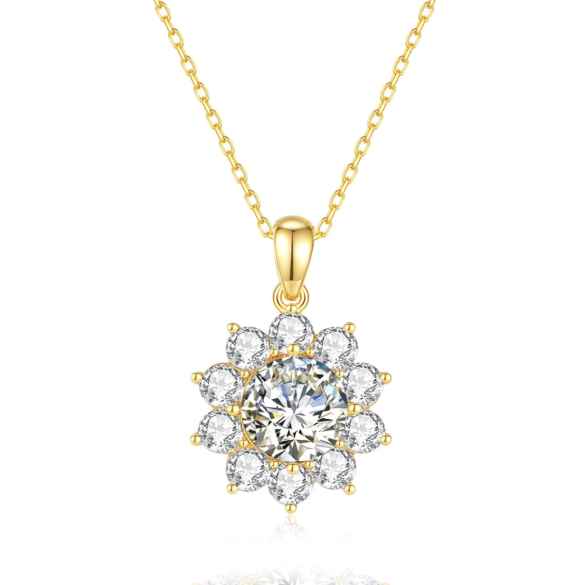Pendentif médaillon solaire Lysandre en or jaune 18K et diamants ronds sur fond blanc.