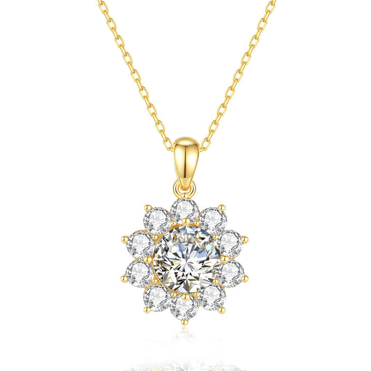 Pendentif médaillon solaire Lysandre en or jaune 18K et diamants ronds sur fond blanc.