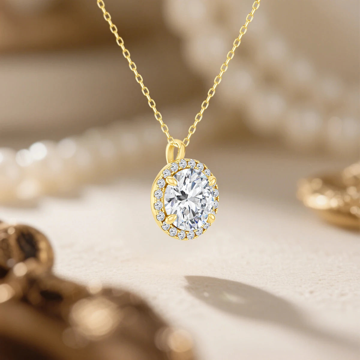 Pendentif médaillon en or jaune serti de diamants naturels et d'un diamant synthétique vue de trois quart.