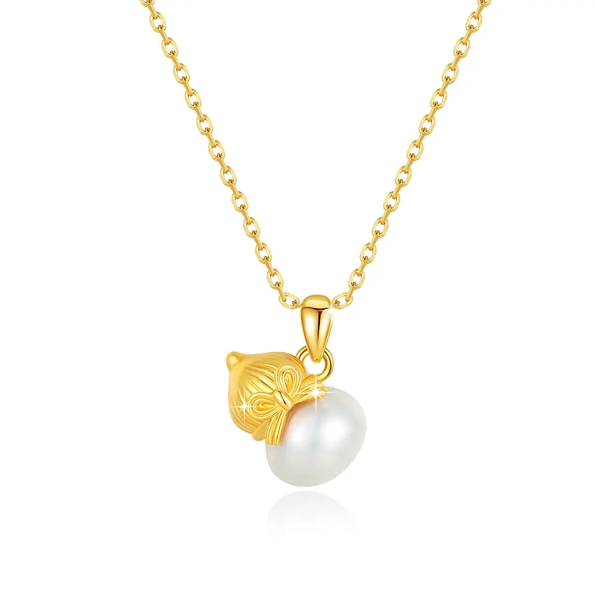 Pendentif nœud papillon Bonita en or jaune 18K et perle naturelle sur fond blanc.