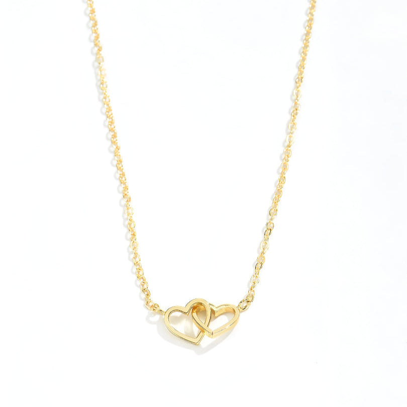 Collier pendentif fantaisie paire de cœurs en acier inoxydable plaqué or jaune vue de face.