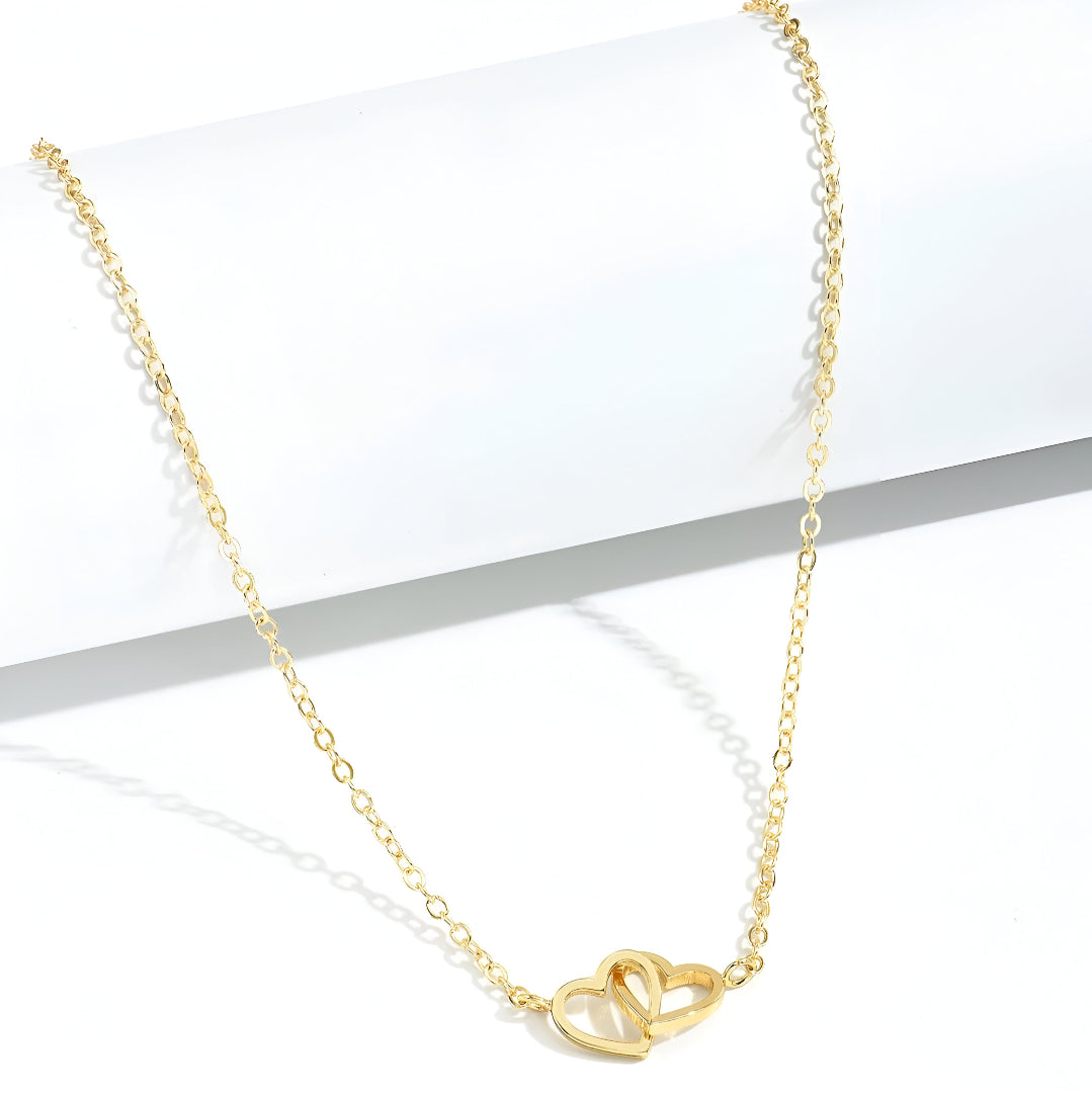 Collier pendentif fantaisie paire de cœurs en acier inoxydable plaqué or jaune à plat.