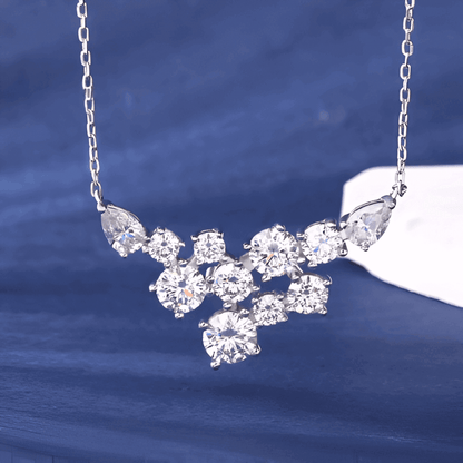 Pendentif pavé de diamants synthétiques en or blanc vue de face.