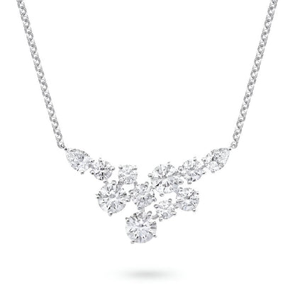 Pendentif pavé de diamants synthétiques en or blanc sur fond blanc.