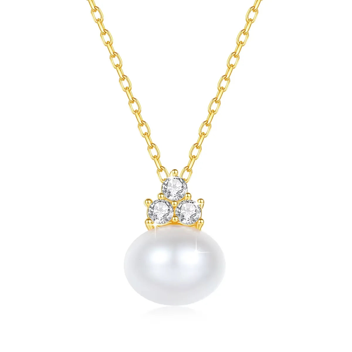 Pendentif perle ovale triple diamants Amélia en or jaune 18K sur fond blanc.