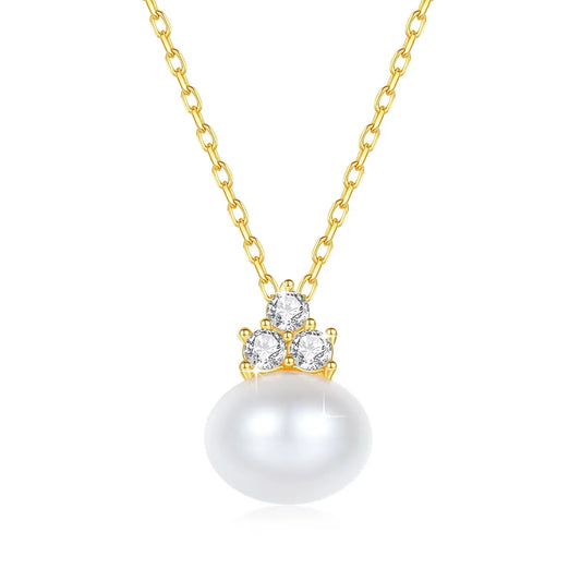 Pendentif perle ovale triple diamants Amélia en or jaune 18K sur fond blanc.