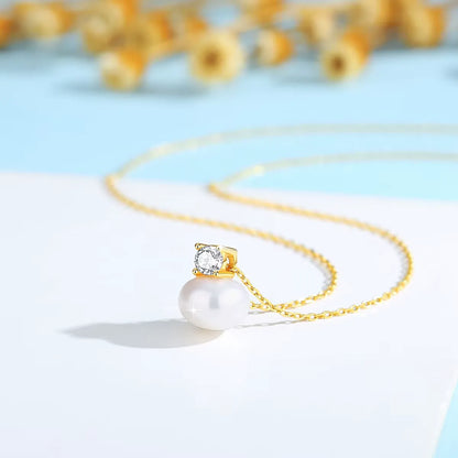 Pendentif perle solitaire nacrée Marie en or jaune 18K lumineux et diamant serti griffes vue de côté.