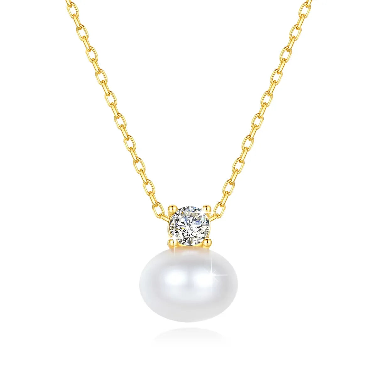 Pendentif perle solitaire nacrée Marie en or jaune 18K et diamant serti griffes sur fond blanc.