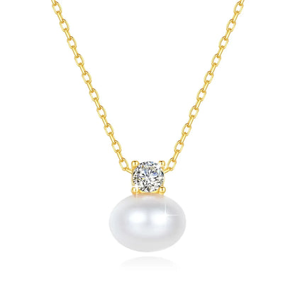 Pendentif perle solitaire nacrée Marie en or jaune 18K et diamant serti griffes sur fond blanc.