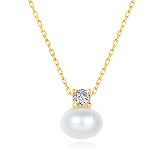 Pendentif perle solitaire nacrée Marie en or jaune 18K et diamant serti griffes sur fond blanc.