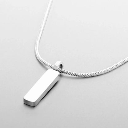 Pendentif rectangulaire en acier inoxydable et or blanc vue de côté.