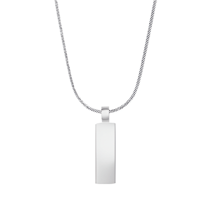 Pendentif rectangulaire en acier inoxydable et or blanc sur fond blanc.