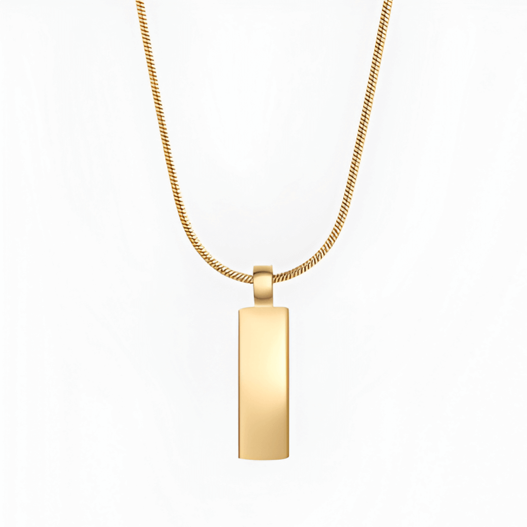 Pendentif rectangulaire en acier et or jaune sur fond blanc.