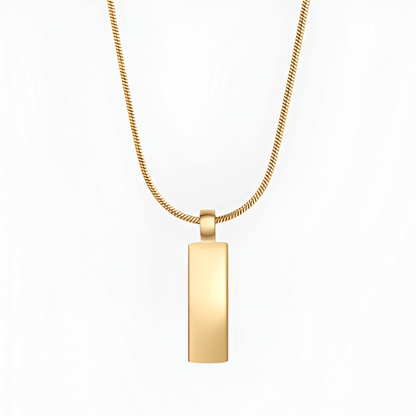 Pendentif rectangulaire en acier et or jaune sur fond blanc.