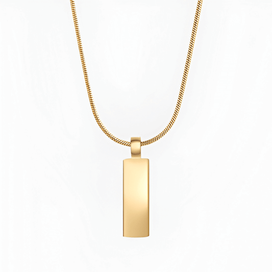 Pendentif rectangulaire en acier et or jaune sur fond blanc.