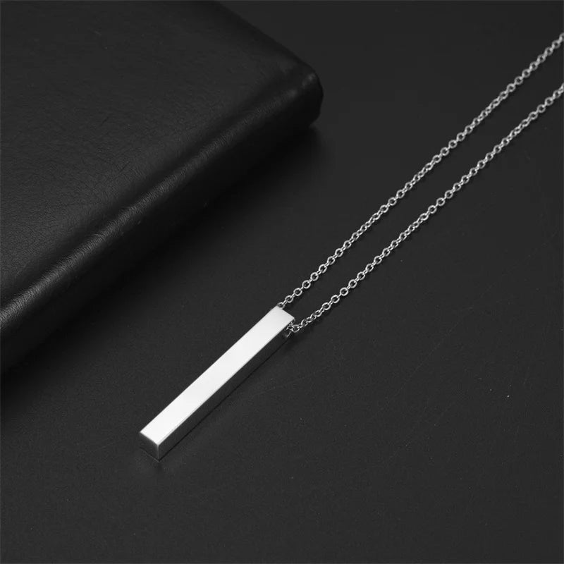 Pendentif rectangulaire fin en or blanc à plat.