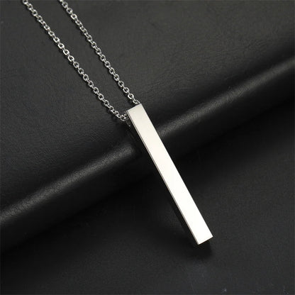 Pendentif rectangulaire fin en or blanc posé.