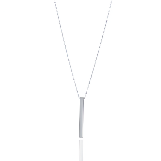 Pendentif rectangulaire fin en or blanc sur fond blanc.