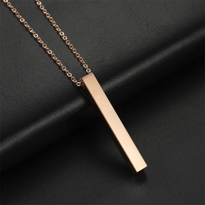 Pendentif rectangulaire fin en or rosé posé.