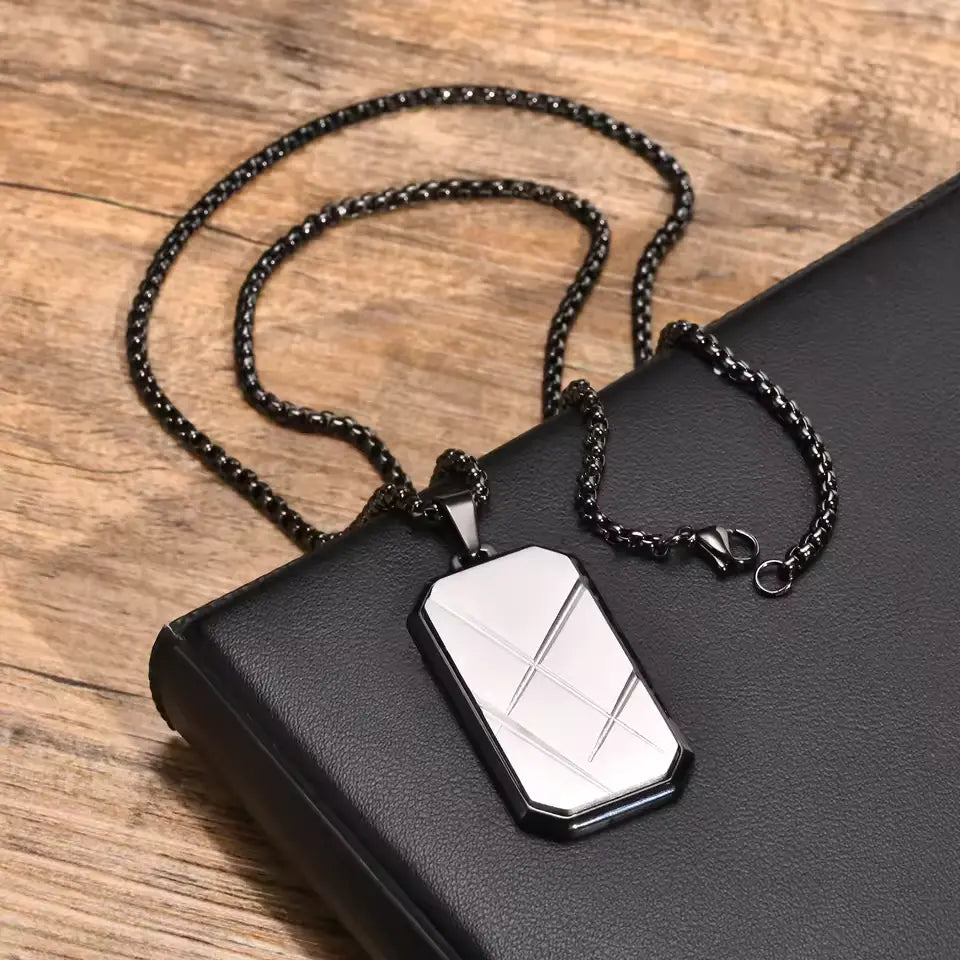 Pendentif rectangulaire unisexe plaqué or blanc en acier noir à plat.
