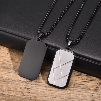 Pendentif rectangulaire unisexe plaqué or blanc en acier inoxydable 316L noir posé.