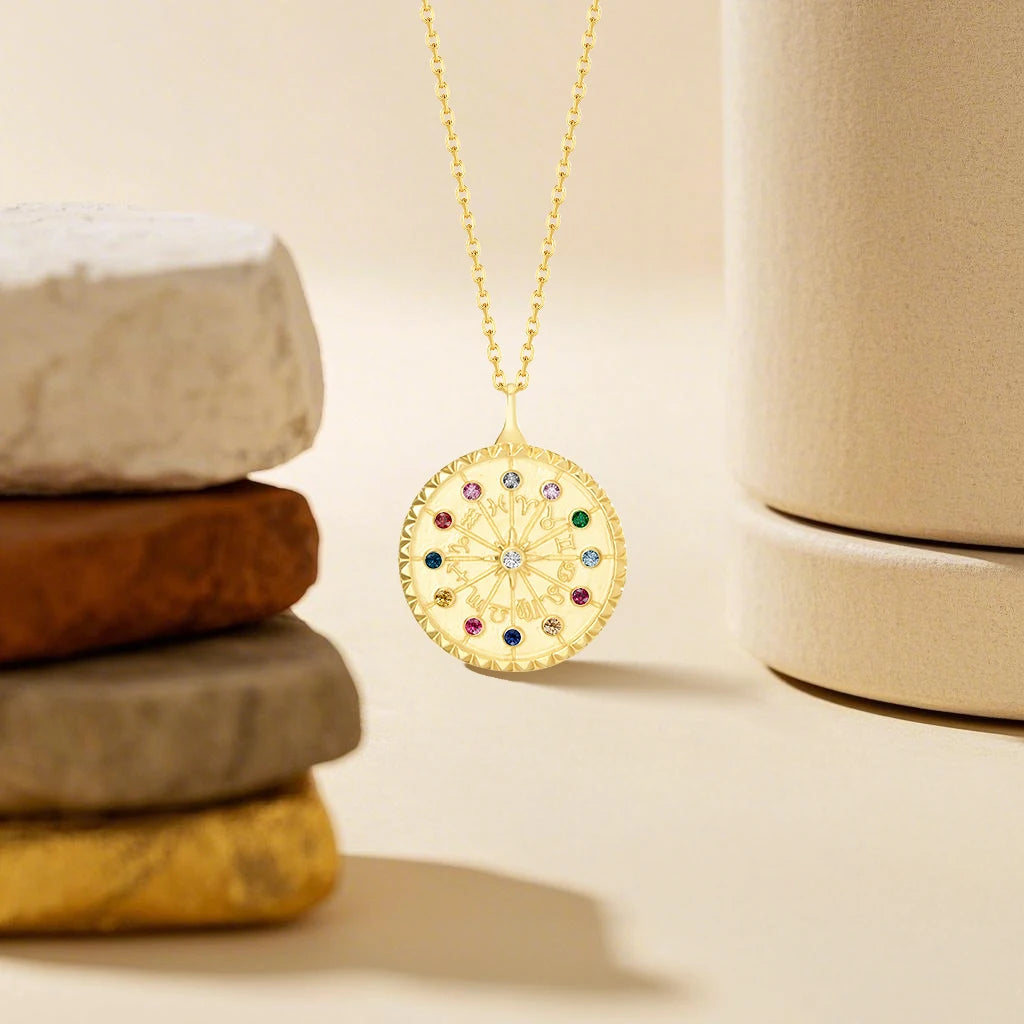 Pendentif roue de fortune Lucky en or jaune 14K raffiné et diamants multicolores debout.