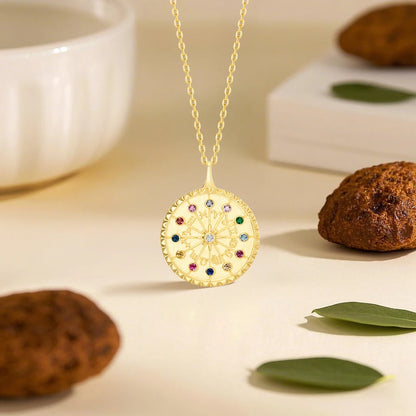 Pendentif roue de fortune Lucky en or jaune 14K lumineux et diamants multicolores vue de face.