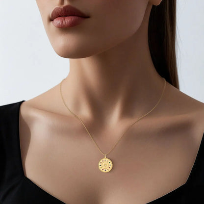 Pendentif roue de fortune Lucky en or jaune 14K rayonnant et diamants multicolores porté au cou d'une femme vue de face.