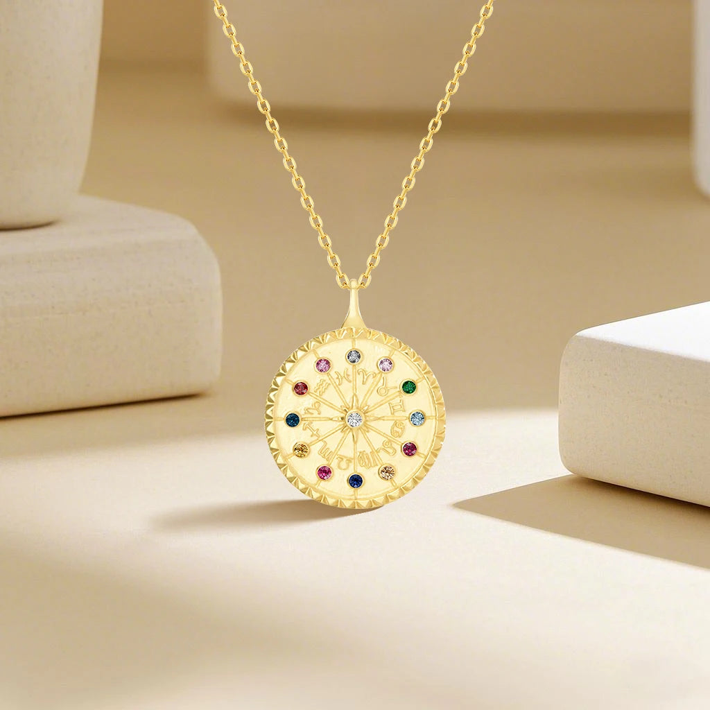 Pendentif roue de fortune Lucky en or jaune 14K et diamants multicolores scintillants vue de proche.