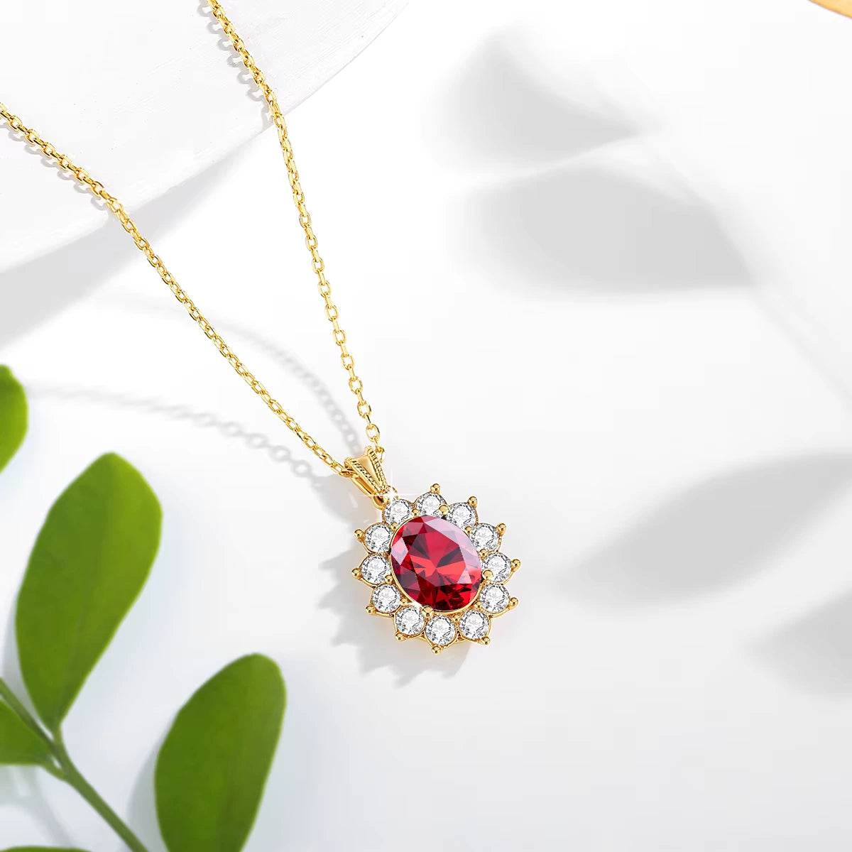 Pendentif rubis ovale couronné en or jaune 18K et diamants étincelants sertis griffes à plat.