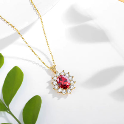 Pendentif rubis ovale couronné en or jaune 18K et diamants étincelants sertis griffes à plat.