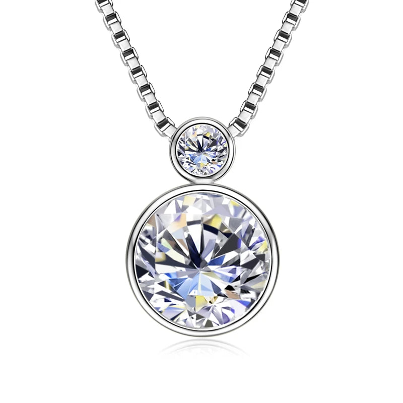 Pendentif serti clos en or blanc et diamants synthétiques sur fond blanc.
