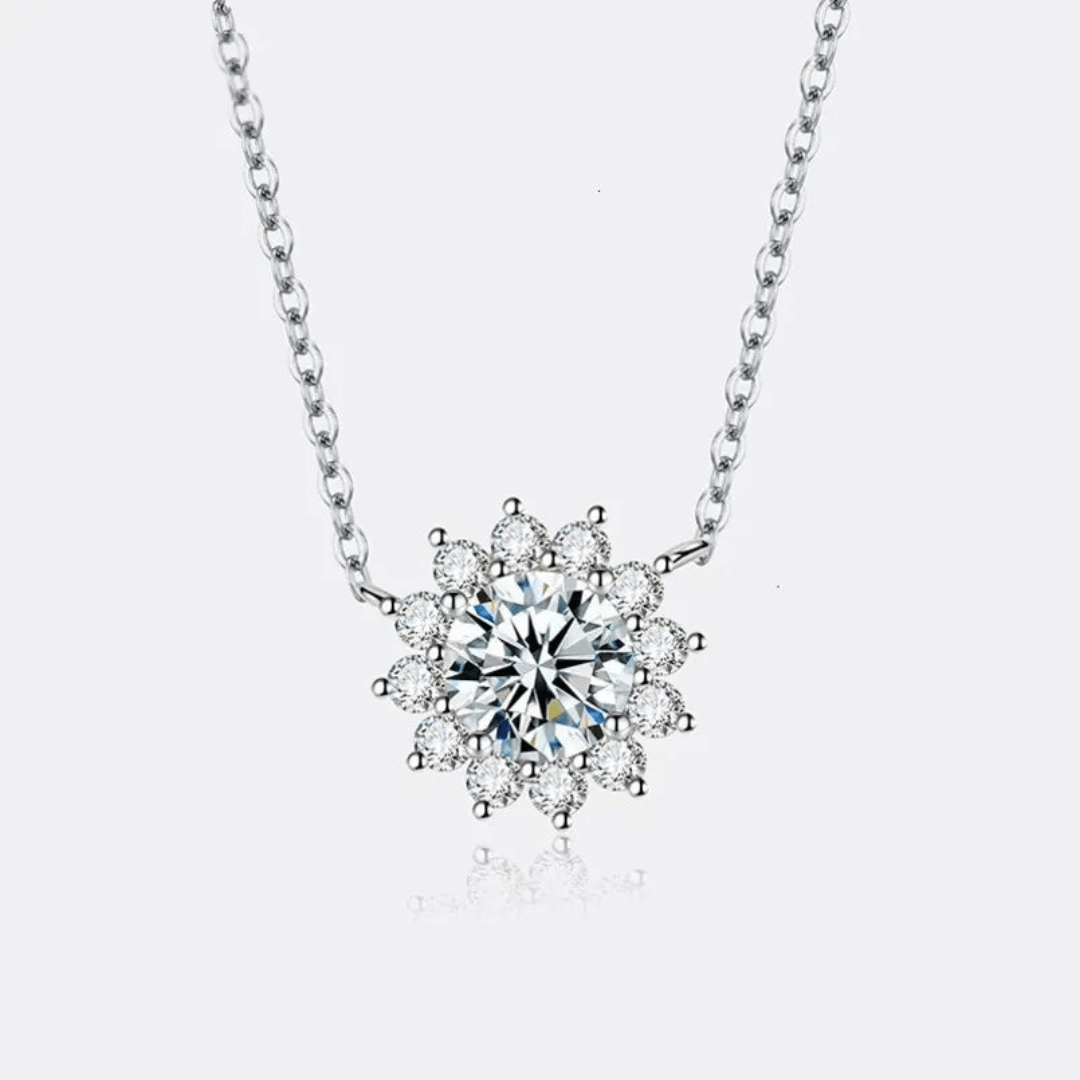 Pendentif solaire en or blanc et diamants synthétiques vue de face.