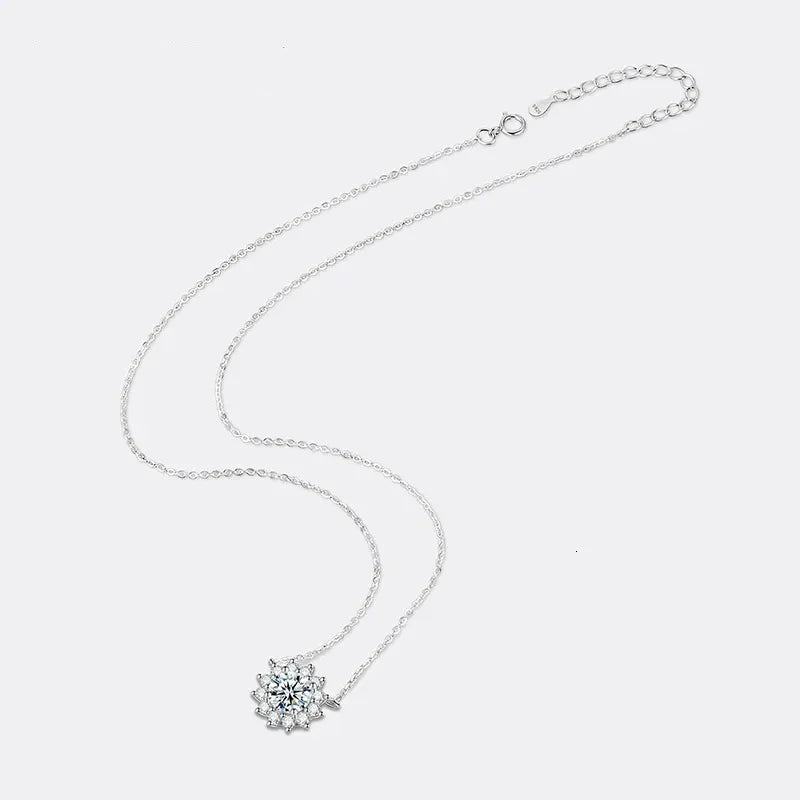 Pendentif solaire en or blanc et diamants synthétiques à plat.