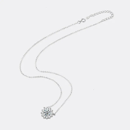 Pendentif solaire en or blanc et diamants synthétiques à plat.