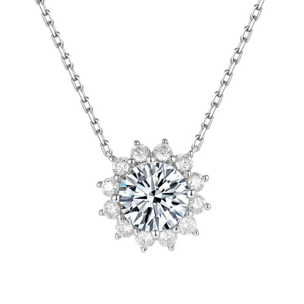 Pendentif solaire en or blanc et diamants synthétiques sur fond blanc.