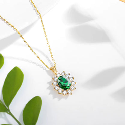 Pendentif solaire émeraude ovale Xanthin en or jaune 18K lumineux et diamants vue du dessus.